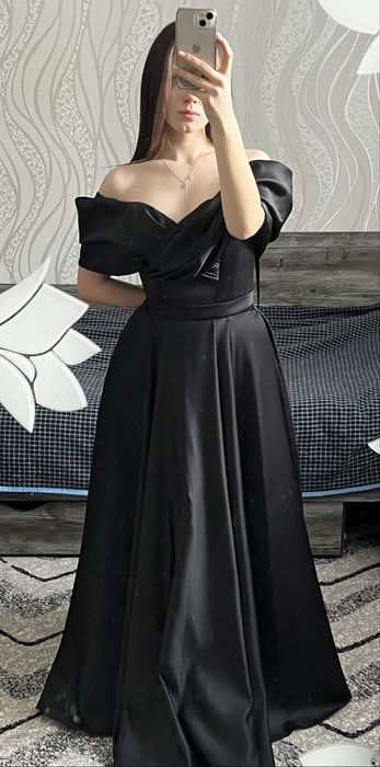 Продаю випускне плаття (чорне атласне)