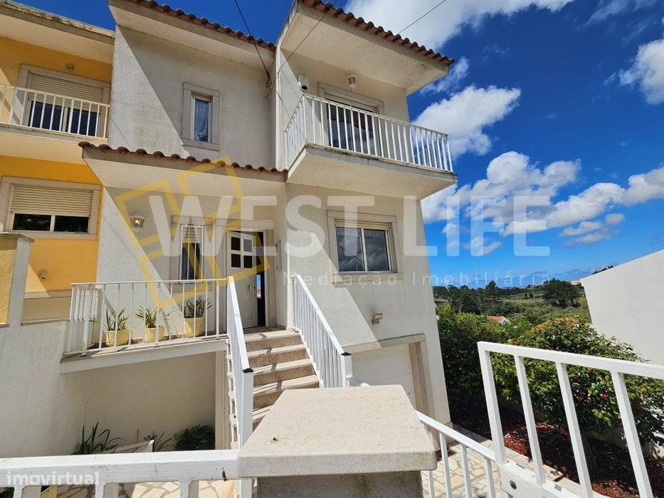 Moradia T3 situada no coração da Vila de Mafra com vista campo