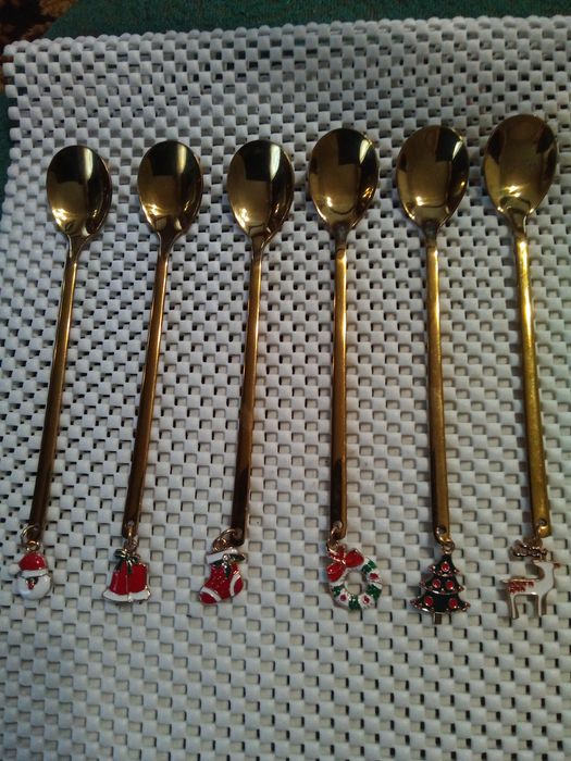 Чайні ложки металеві.