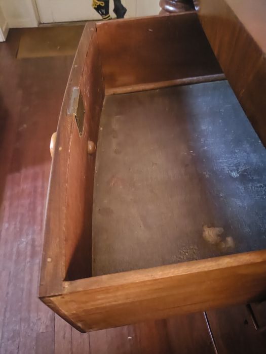 Cómoda grande de barriga em madeira maciça