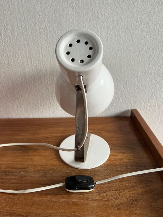 Biala stara metalowa lampka stolowa biurkowa Vintage Loft PRL