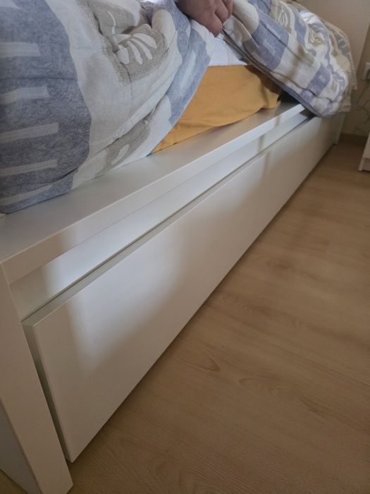 Cama e mesa de cabeceira