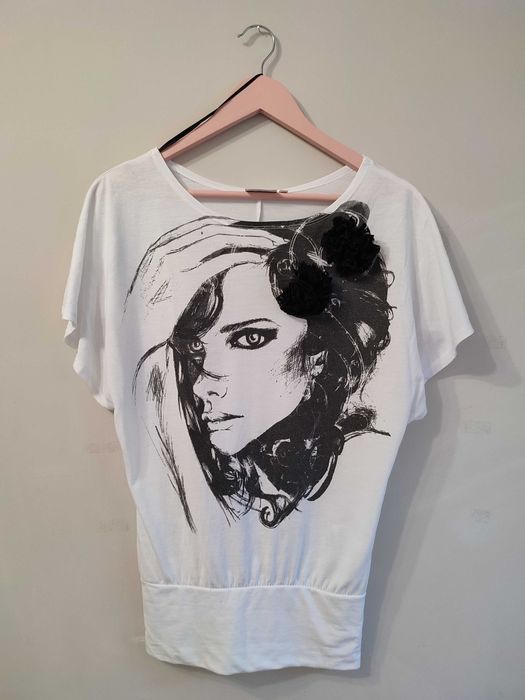 Bluzka nietoperz z twarzą kobiety