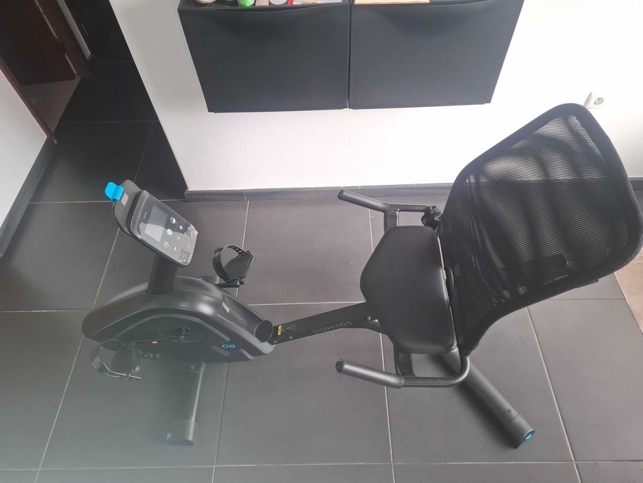 Bicicleta DOMYOS Estática Conectada e Semi Alongada
