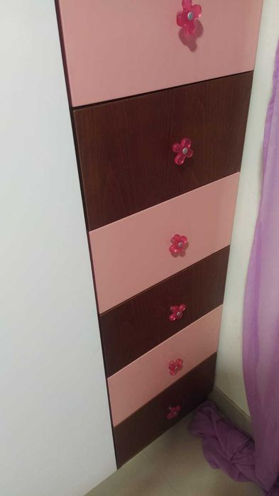 Roupeiro portas lacadas e lateral gavetas e pratelerias com madeira