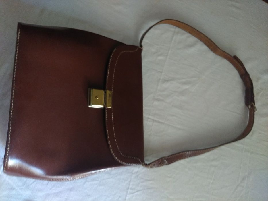 Mala de pele castanha com fecho dourado