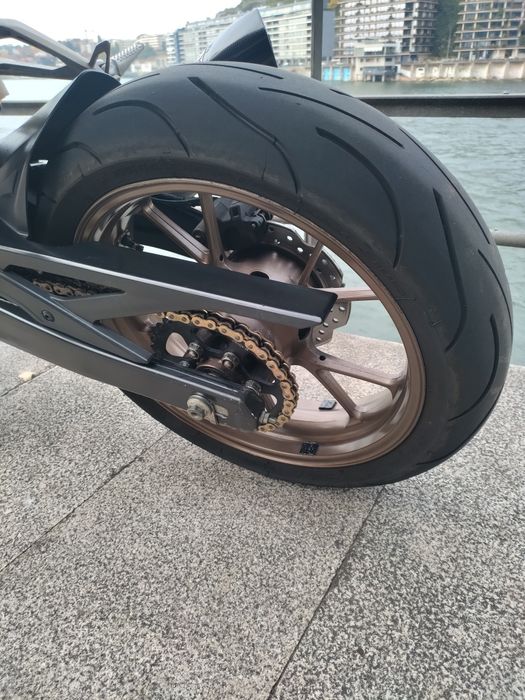 Honda CB 300 R com extras