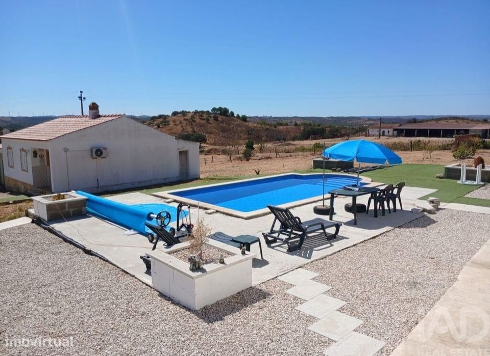 Quinta T4 em Martim Longo de 125 m2