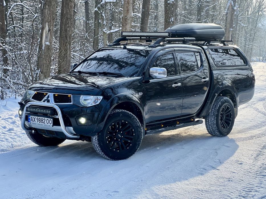 Продам свою Mitsubishi L200 официал был куплен в автосалоне,полностью пакет документов на руках,в комплекте Intense Long  что есть самая богатая комплектация для данной модели,и есть длинная база кузова
Двигатель: 2.5 л, дизель, турбированный,работает идеально,масло не берет,нет не единого дыма,обслуженный полностью до мелочей,вся экология все полностью на мести,все заводские метки все стоит на своих местах,замена масло фильтра,ремней роликов все по оригиналу!!пробег оригинал!!
Ходовая часть все обслуживание проходила по регламенту,и свое временно
Коробка автомат последнее поколение,работает отлично без единого замечание,обслуженный! Так  же оснащенную системой полного привода Super Select 4WD,с режимом включая 2WD, 4H, 4HLc и 4LLc и полная блокировка моста!
Кузов полностью целый ровный,без ДТП все оригинал,все стекла завод включая лобового,полностью в анти-шум-шумо изоляция,так же передняя часть оклеенная в защитную пленку включая капот,пороги,рама идеальная!!кузов весь целый!!не гнилой не ржавый не где!!
Салон чистый целый полностью!
Хорошая музыка,андроид магнитола,со всеми  функция что возможно,замена всех колонок
Установлен свет очень хороший по всей машине
Диски R17 с абсолютно новой зимней резиной!
Много доп-по машине,включая кунг,багажник на крыше,пороги,рейтинги!!
Машина в отличном состоянии готов на любые ваши проверки
Таких вариант на рынке очень мало все делал для себя!!!
Документально полное переоформление,хозяин!!