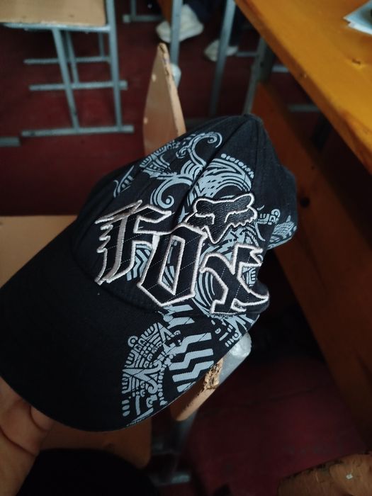 Кепка  черная кепка Fox Racing Flexfit с графическим принтом.