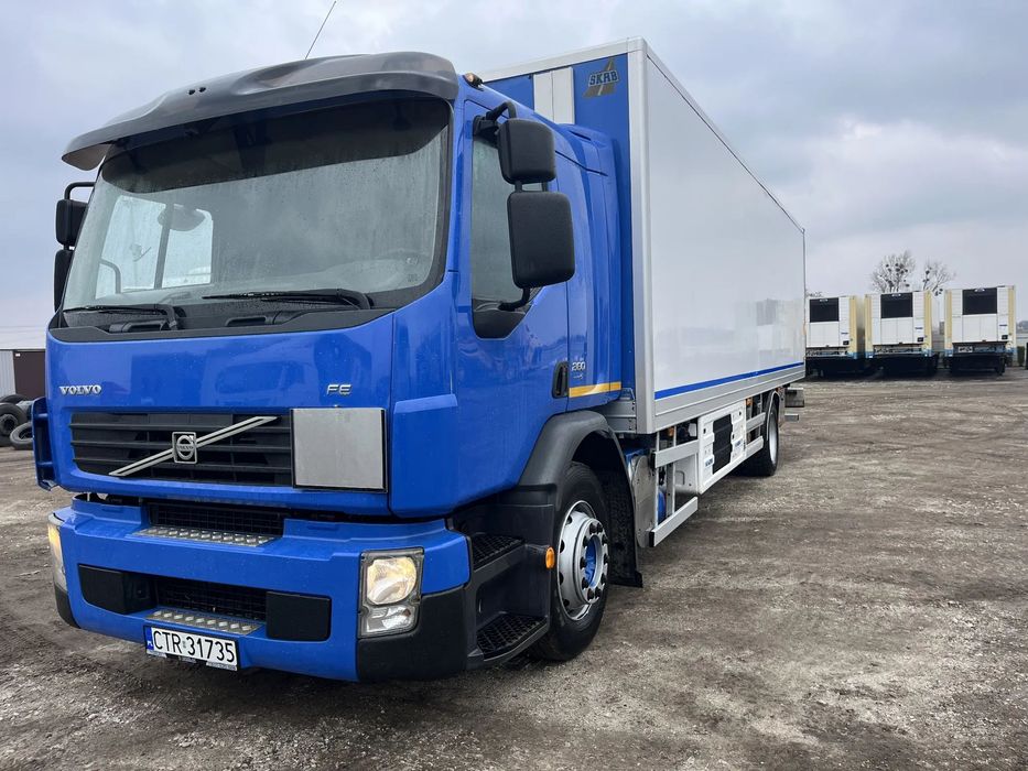 Volvo FE 280  *Volvo FE 280 solówka* Chłodnia 8,6 metra * Winda *THERMOKING* Automat