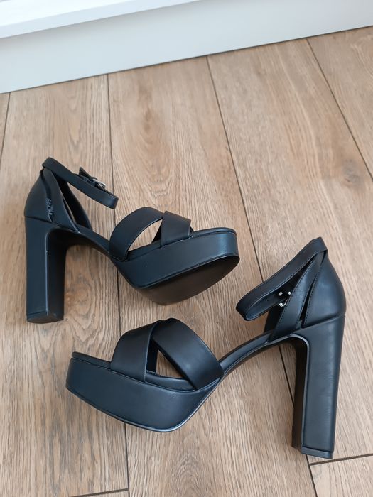 Czarne sandały na obcasie