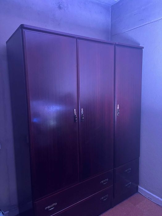 Roupeiro 3 portas de madeira Mogno. Em bom estado mas com algumas marcas de uso.