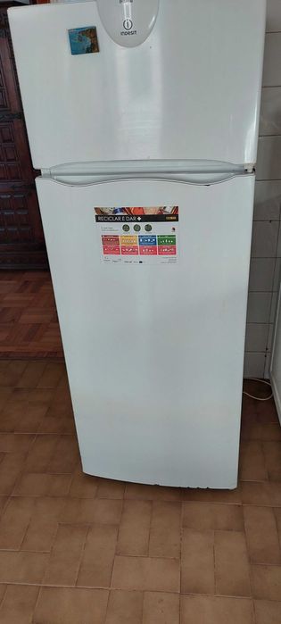 Vende-se frigorifico indesit