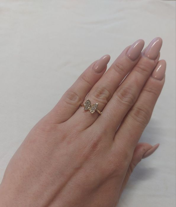 Pierścionek damski w złotym kolorze z motylem