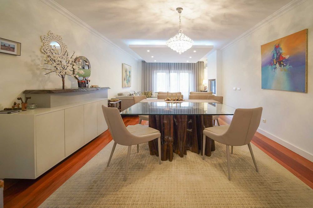 Mesa de jantar de luxo em tronco maciço – Peça única banhada a ouro