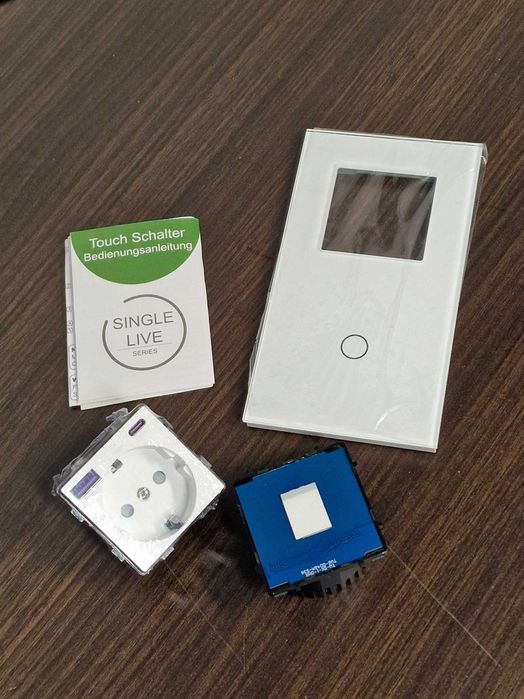 Biały panel z przełącznikiem dotykowym i gniazdem elektrycznym