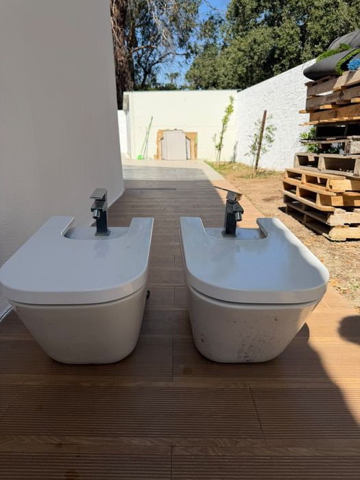 Bidé de cerâmica branca com torneira cromada