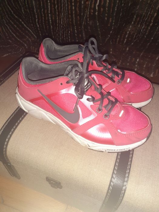 Sapatilhas  cor de rosa e cinza Nike