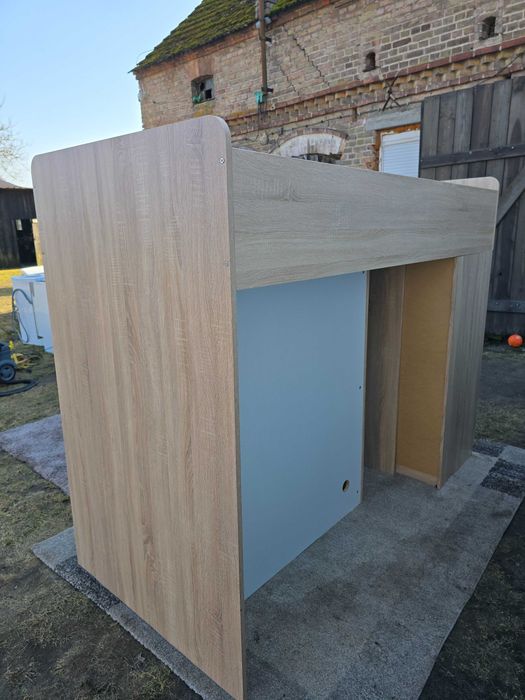 Łóżko piętrowe typu antresola z wbudowanym biurkiem i szafkami