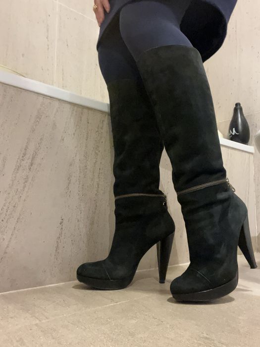 Botas em camurça preta de salto pelo joelho