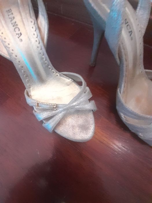 Sapatos prateados