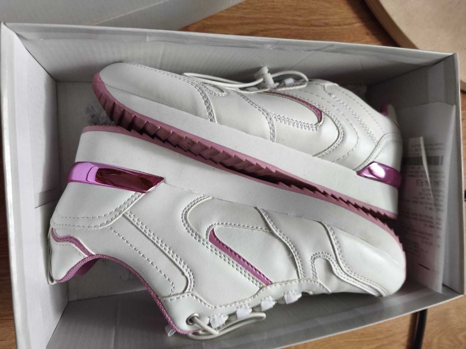 Buty sportowe białe z dodatkiem różu