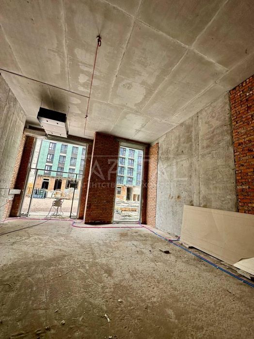 Фасадная коммерция 52 м2 на стилобате жилого дома, Печерск переуступка