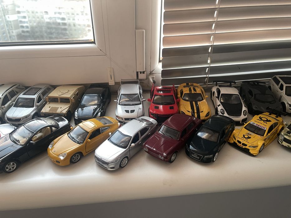 Металеві машинки 1:24-1:64