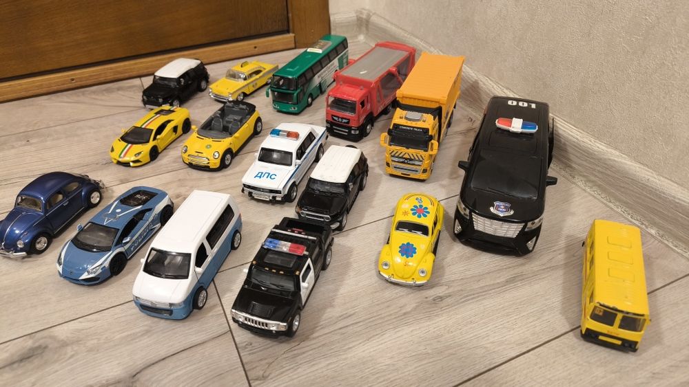 Металеві машинки