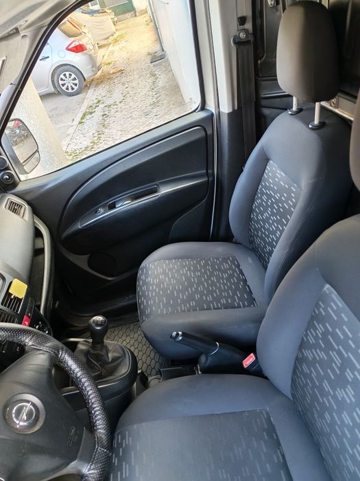 Opel Combo 1.3 Cdti de 2013 em bom estado