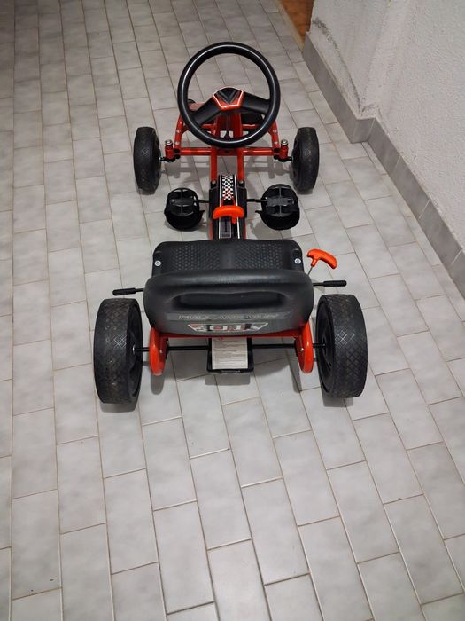 Vendo carro a pedais.