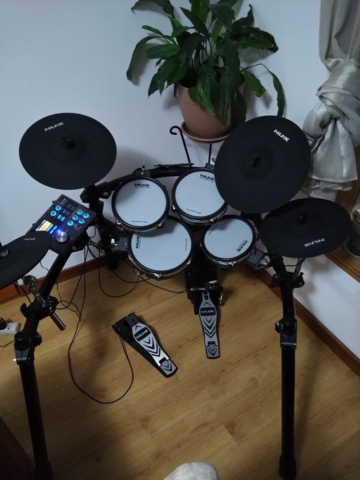 Bateria Marca NUX eletrónica como nova