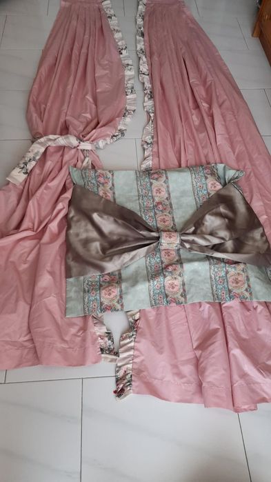 Conjunto de 2 almofadas reversíveis + 1 capa de almofada + 2 cortinados  18€