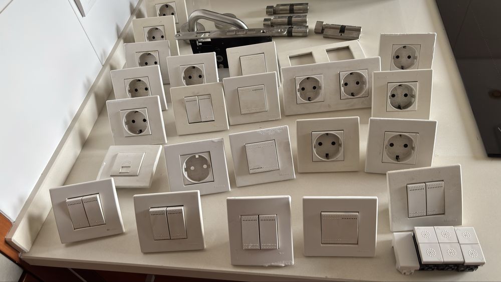 Interruptores tomadas aparelhagem ekectrica diversa Bticino