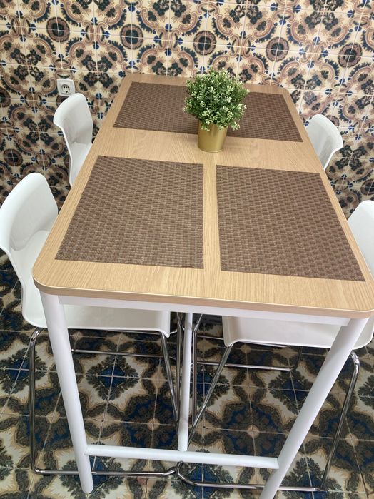 Mesa alta com 4 cadeiras altas IKEA