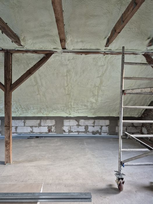 Ocieplanie pianką pur  poddasza dachy ocieplenie pianką izolacje strop