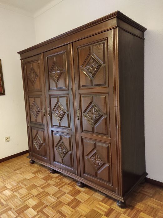 Roupeiro/ guarda roupa em madeira D. João V