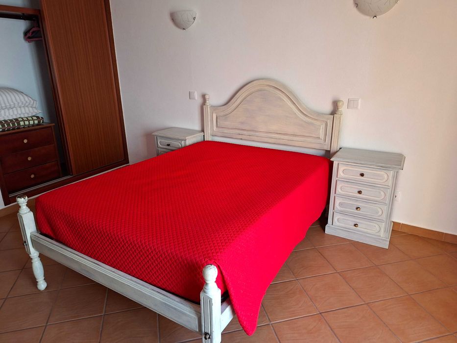 camas de casal em madeira maciça de castanho