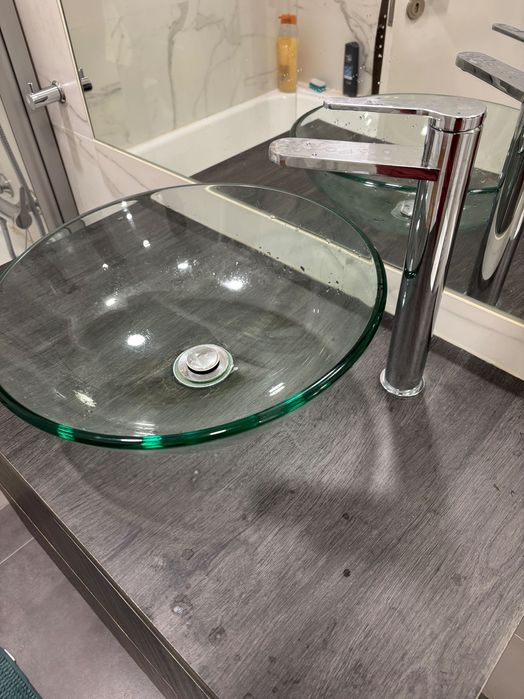 Móvel casa de banho com lavatório e torneira