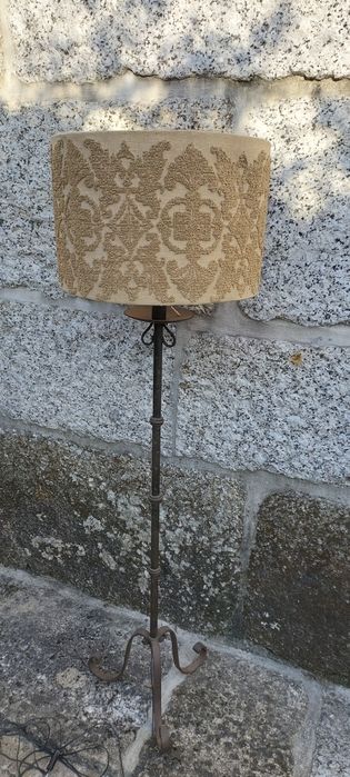 candeeiro  de pé ferro forjado e abat-jour