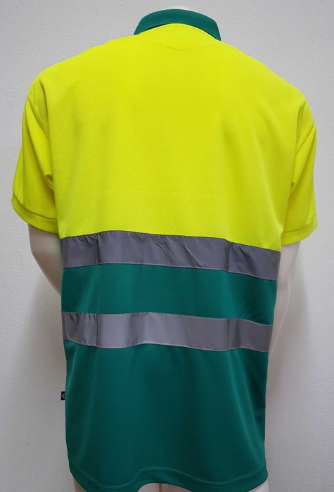 Polo bicolor alta visibilidade, malha técnica, faixas refletoras.