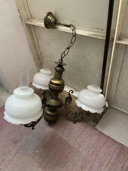 Tres candeeiros um de tecto e dois de mesa de cabeceira