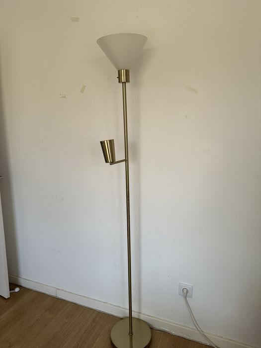 Candeeiro de pé em metal dourado