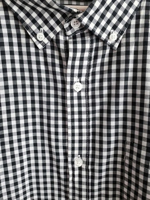 Camisa aos quadrados pretos e brancos