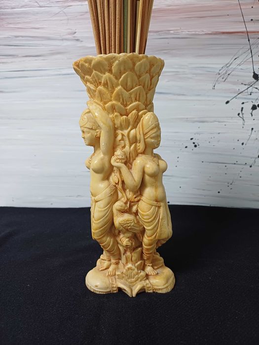 Vaso de resina Indiano esculpido vintage