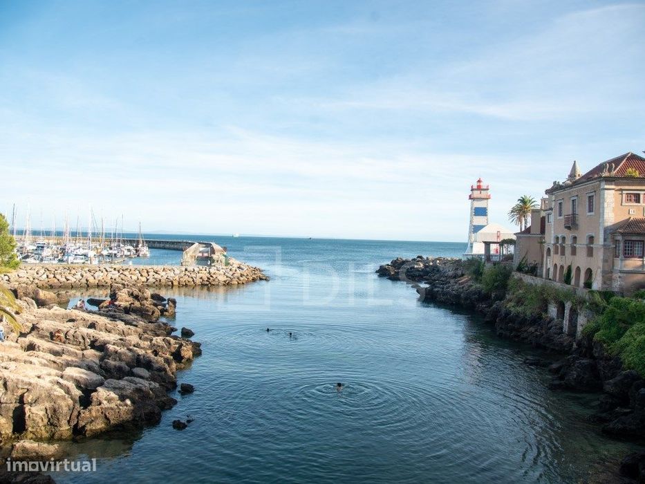 Moradia T3 em Cascais para reabilitação total, com projeto aprovado