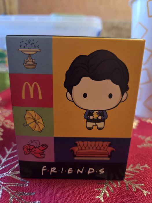 Чашка Друзі диван + фігурка Чендлер