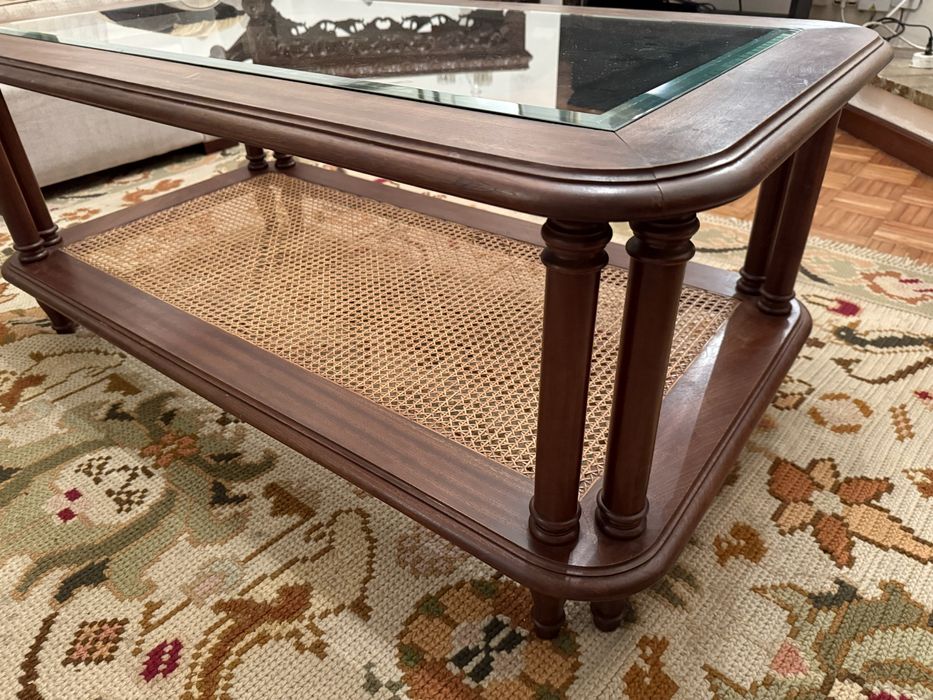 Mesa de centro com tampo de vidro