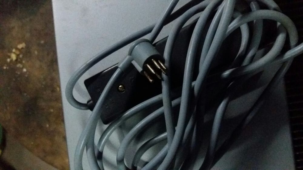 Retroprojector antigo com todas as ligações com com caixa